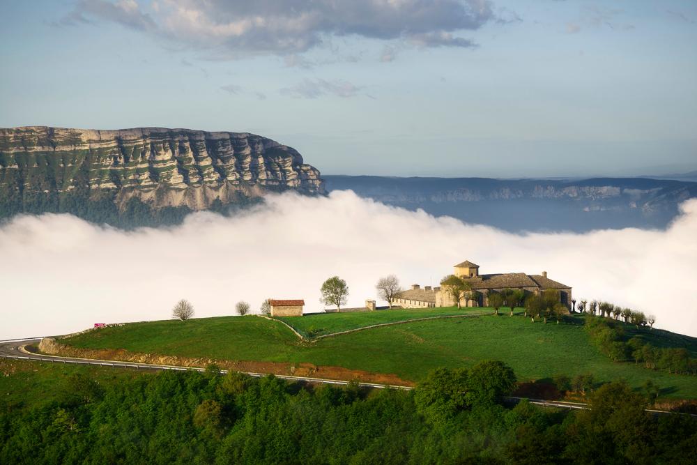 Vista de San Miguel de Aralar y detrás el monte Beriáin